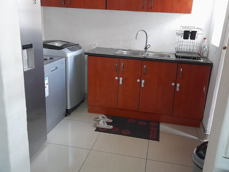 Modern, Secure & Move-In Ready | 3 Bedroom Townhouse in Rynsoord - Photo 4