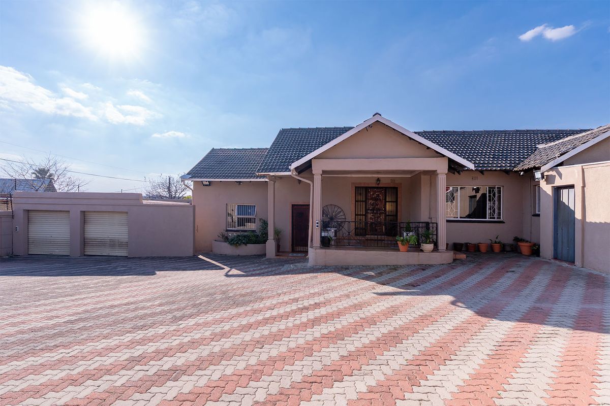 6-Bed 2-Homes-in-1 + Cottage | Pool, Double Garage | 1212sqm Paved Yard | Kempton Park - Photo 4