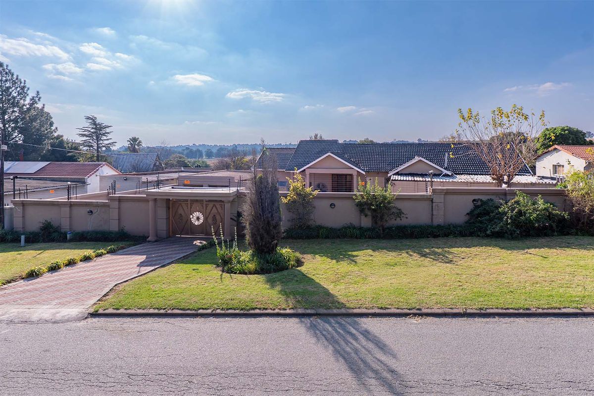 6-Bed 2-Homes-in-1 + Cottage | Pool, Double Garage | 1212sqm Paved Yard | Kempton Park - Photo 3