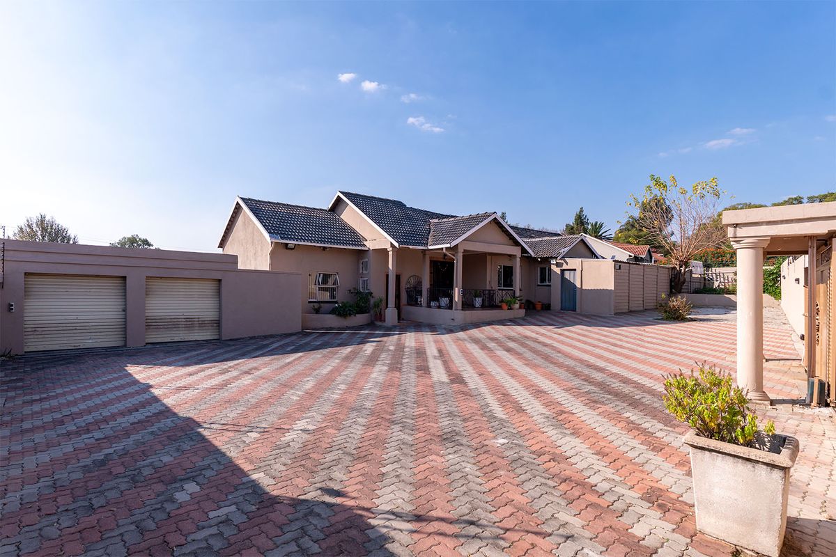 6-Bed 2-Homes-in-1 + Cottage | Pool, Double Garage | 1212sqm Paved Yard | Kempton Park - Photo 2
