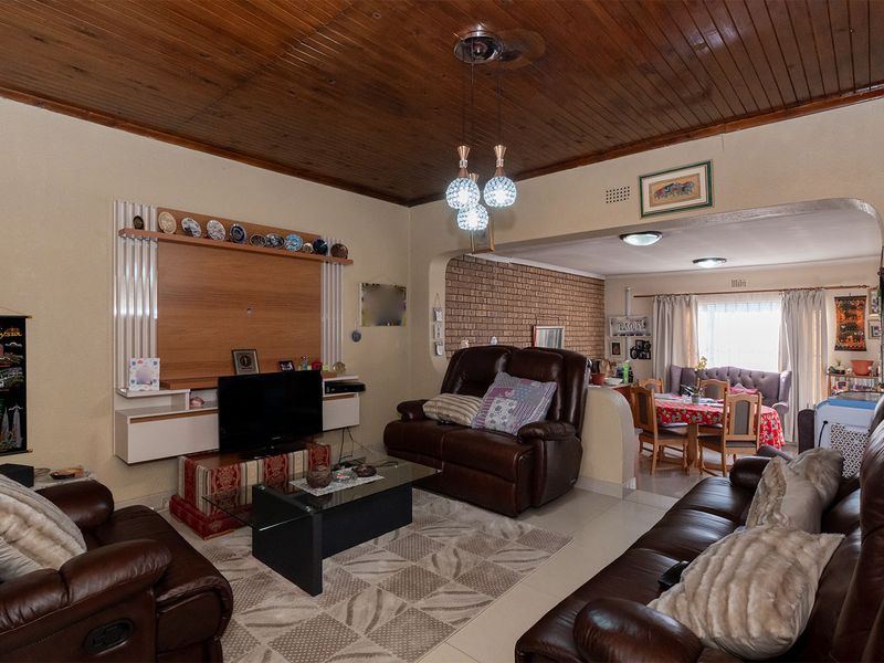 6-Bed 2-Homes-in-1 + Cottage | Pool, Double Garage | 1212sqm Paved Yard | Kempton Park - Photo 10