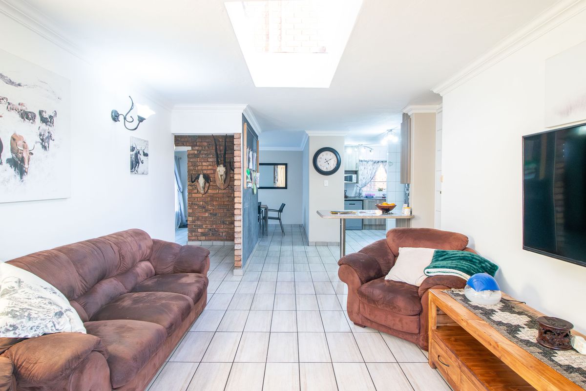 Beautiful Family Home in a Peaceful Area of Moreleta Park - Photo 4