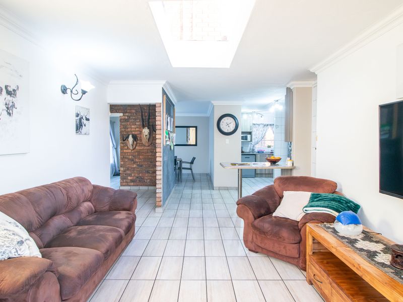 Beautiful Family Home in a Peaceful Area of Moreleta Park - Photo 4