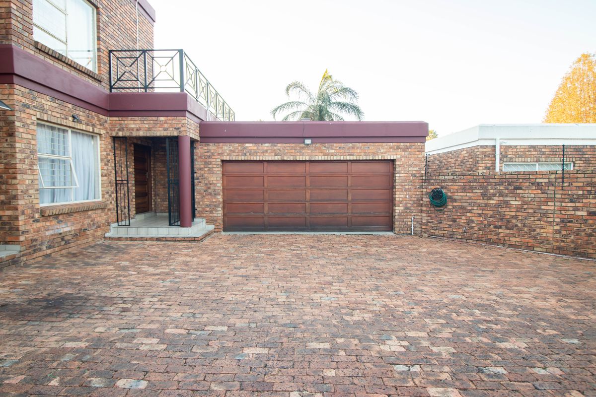 Beautiful Family Home in a Peaceful Area of Moreleta Park - Photo 2
