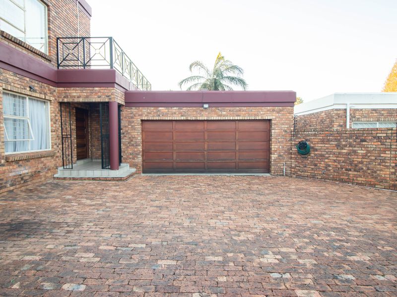 Beautiful Family Home in a Peaceful Area of Moreleta Park - Photo 2