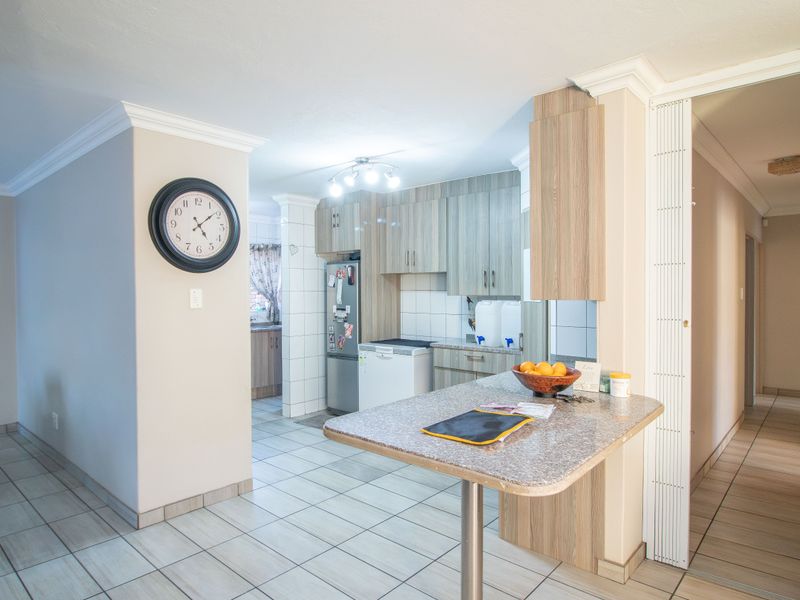 Beautiful Family Home in a Peaceful Area of Moreleta Park - Photo 8