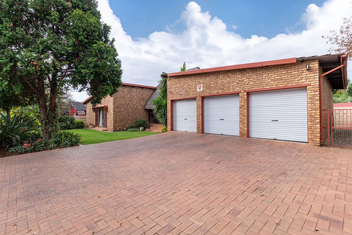 Spacious 5-Bedroom Family Haven in Prime Boomed-Off Kempton Park Ext 4! - Photo 5