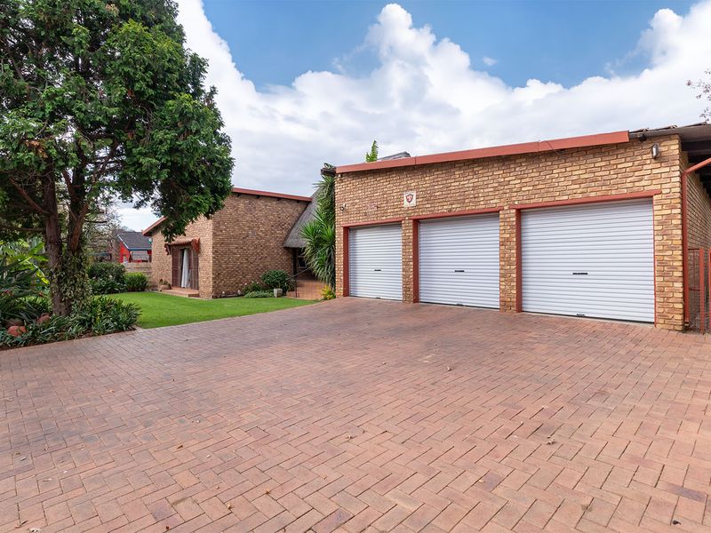 Spacious 5-Bedroom Family Haven in Prime Boomed-Off Kempton Park Ext 4! - Photo 5