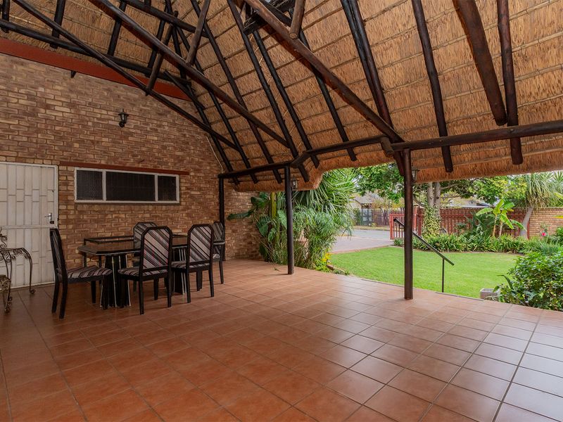 Spacious 5-Bedroom Family Haven in Prime Boomed-Off Kempton Park Ext 4! - Photo 7