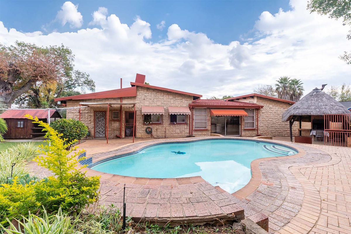 Spacious 5-Bedroom Family Haven in Prime Boomed-Off Kempton Park Ext 4! - Photo 2