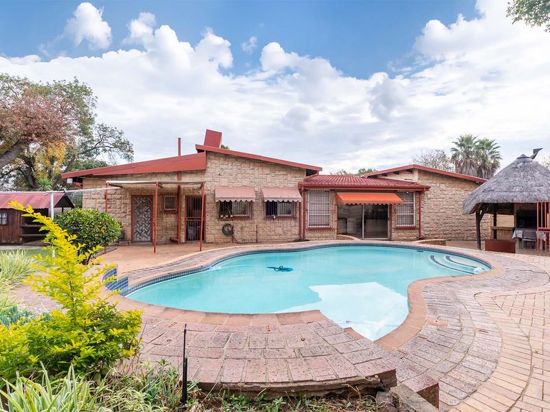 Spacious 5-Bedroom Family Haven in Prime Boomed-Off Kempton Park Ext 4! - Photo 2