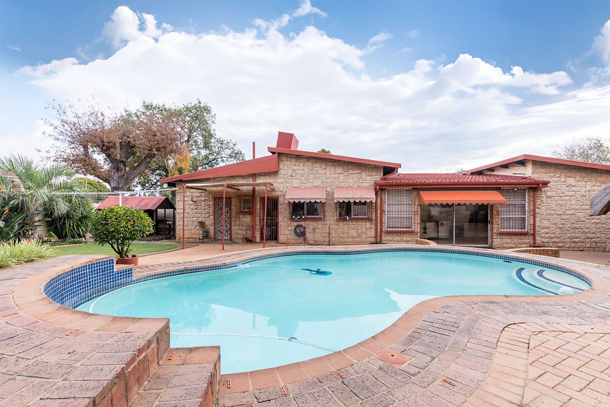 Spacious 5-Bedroom Family Haven in Prime Boomed-Off Kempton Park Ext 4! - Photo 3