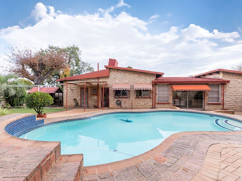 Spacious 5-Bedroom Family Haven in Prime Boomed-Off Kempton Park Ext 4! - Photo 3