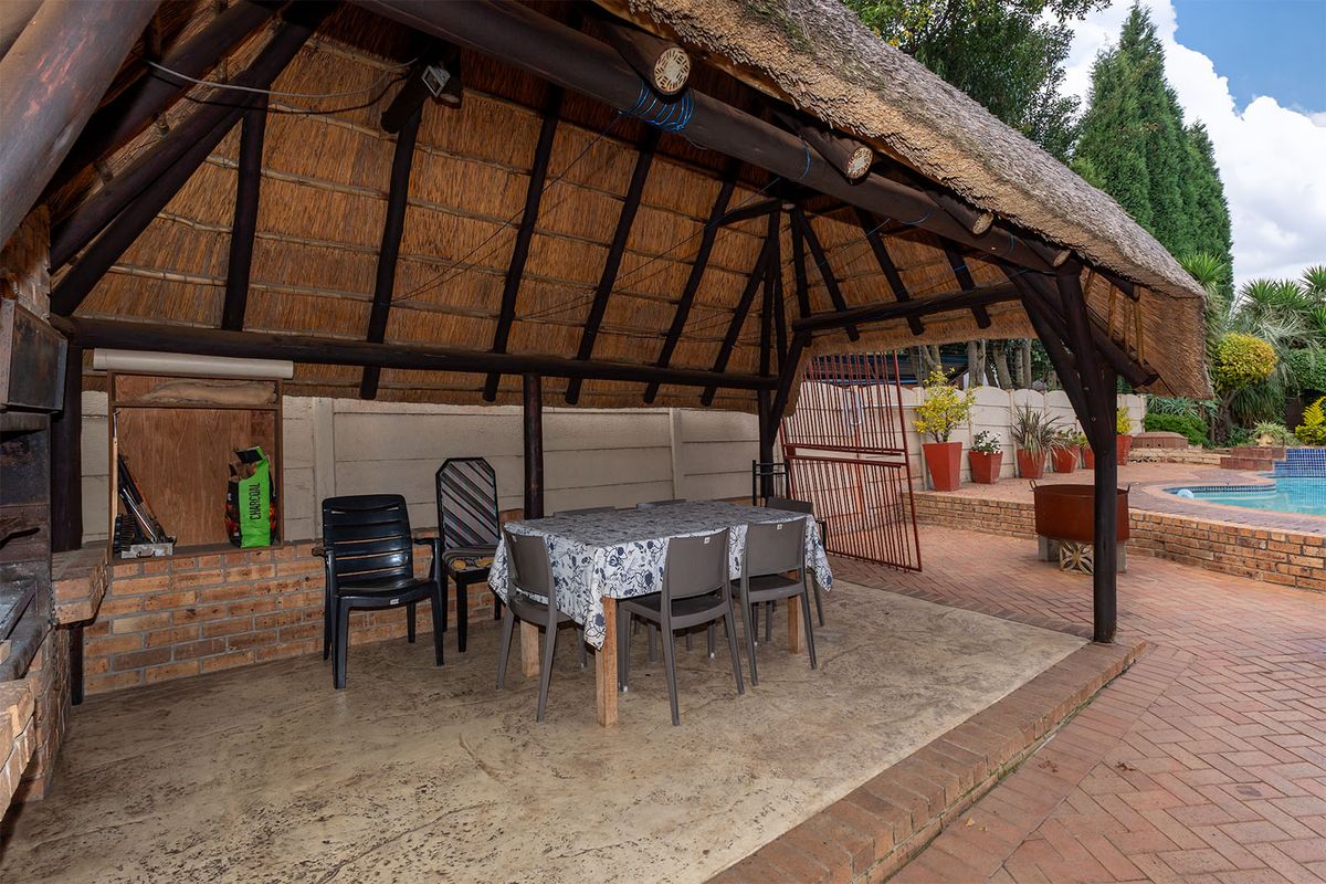 Spacious 5-Bedroom Family Haven in Prime Boomed-Off Kempton Park Ext 4! - Photo 4