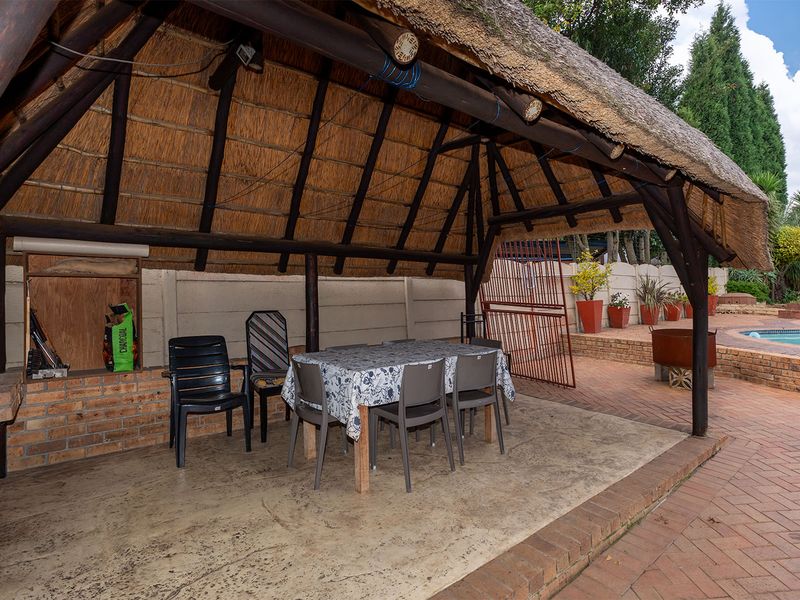 Spacious 5-Bedroom Family Haven in Prime Boomed-Off Kempton Park Ext 4! - Photo 4