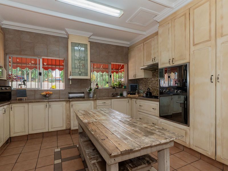 Spacious 5-Bedroom Family Haven in Prime Boomed-Off Kempton Park Ext 4! - Photo 10