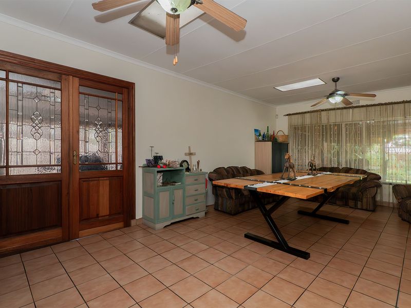 Spacious 5-Bedroom Family Haven in Prime Boomed-Off Kempton Park Ext 4! - Photo 9