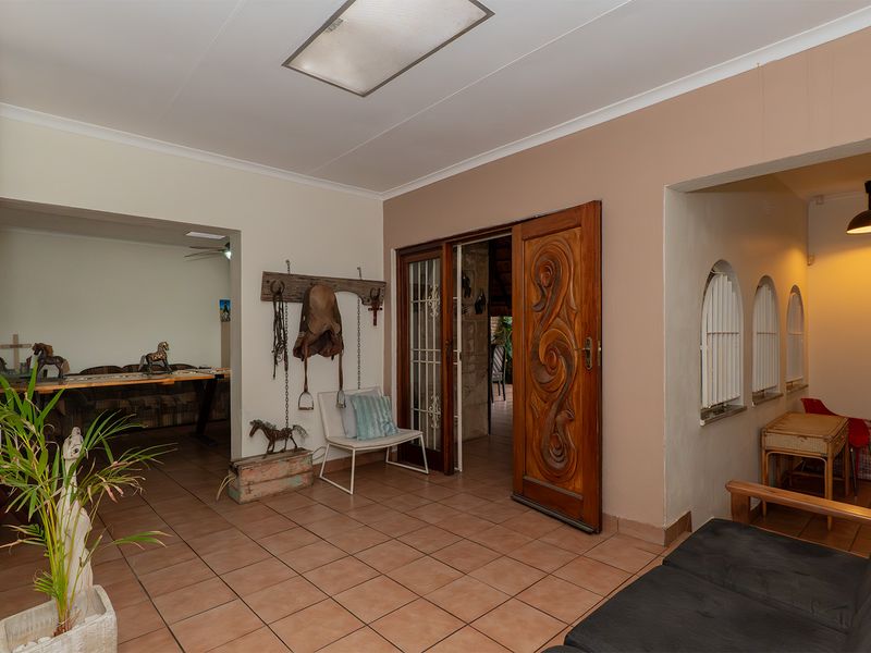 Spacious 5-Bedroom Family Haven in Prime Boomed-Off Kempton Park Ext 4! - Photo 8