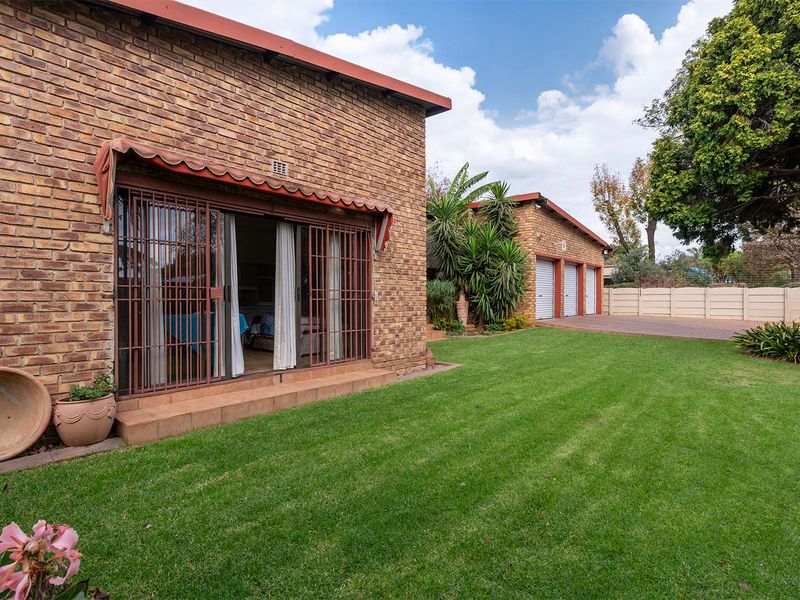 Spacious 5-Bedroom Family Haven in Prime Boomed-Off Kempton Park Ext 4! - Photo 6
