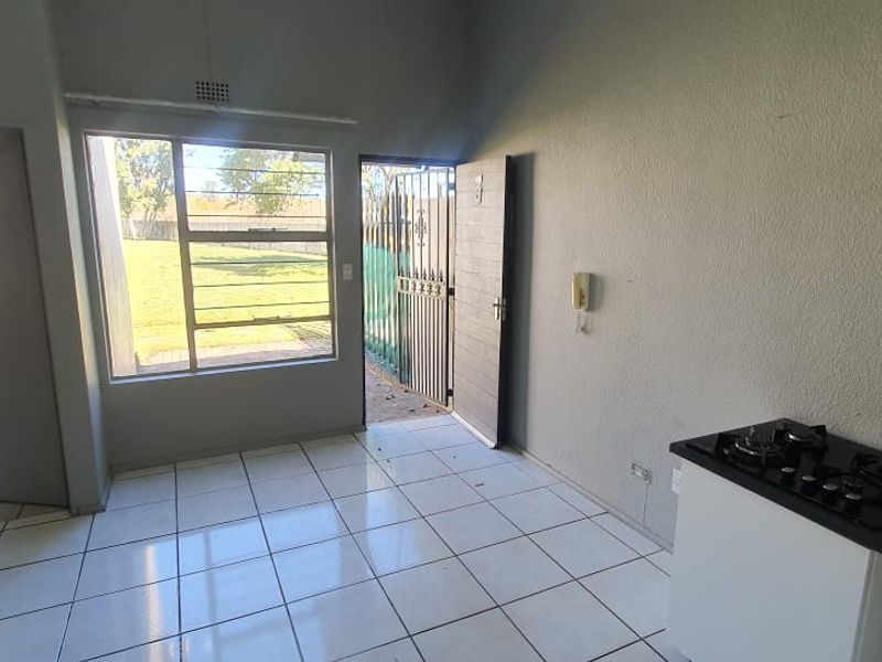 2c bedroom, 1 bathroom home - Photo 6