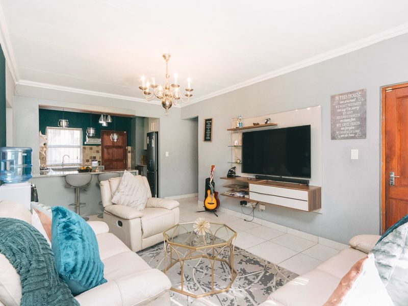 3 Bedroom Townhouse for sale in Pinehaven - Photo 3