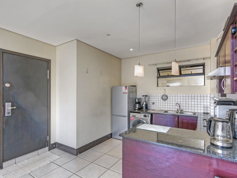 Modern 2-Bedroom Apartment with Stunning Johannesburg Views - Photo 5
