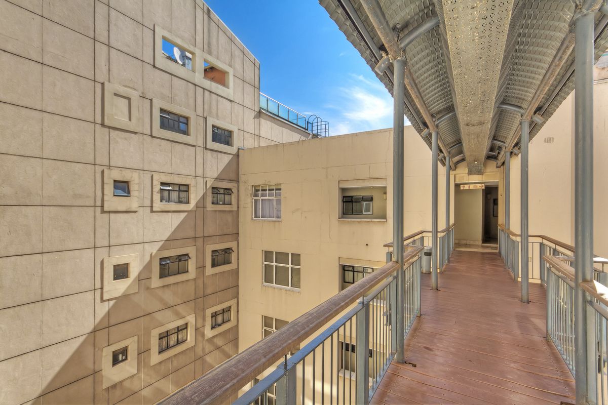 Modern 2-Bedroom Apartment with Stunning Johannesburg Views - Photo 3