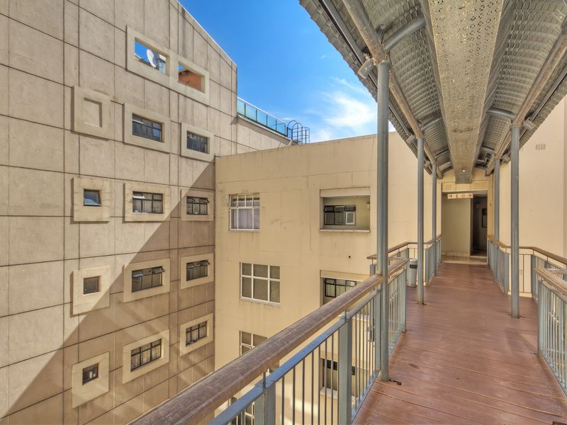 Modern 2-Bedroom Apartment with Stunning Johannesburg Views - Photo 3