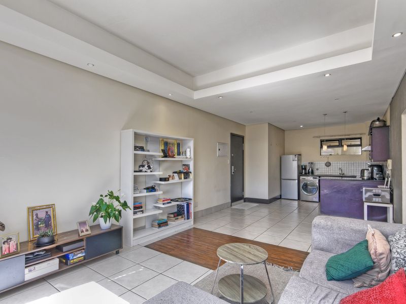Modern 2-Bedroom Apartment with Stunning Johannesburg Views - Photo 8