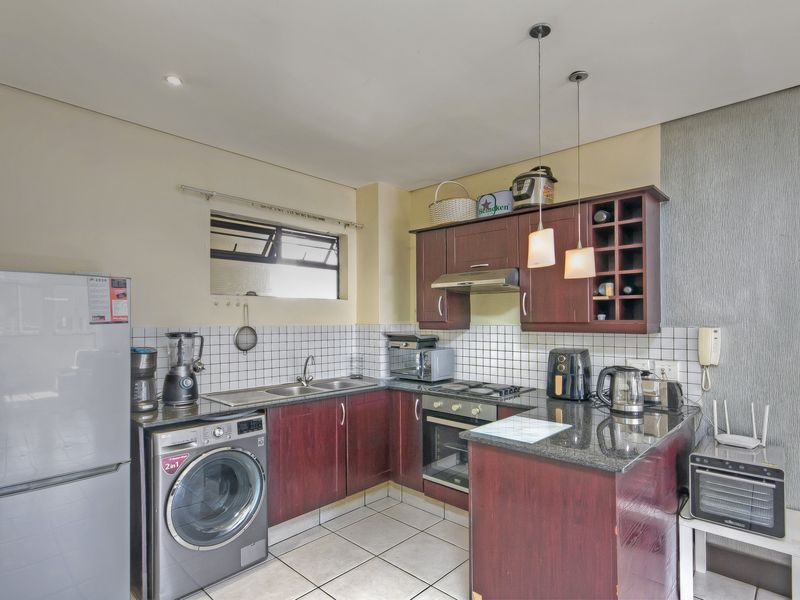 Modern 2-Bedroom Apartment with Stunning Johannesburg Views - Photo 6