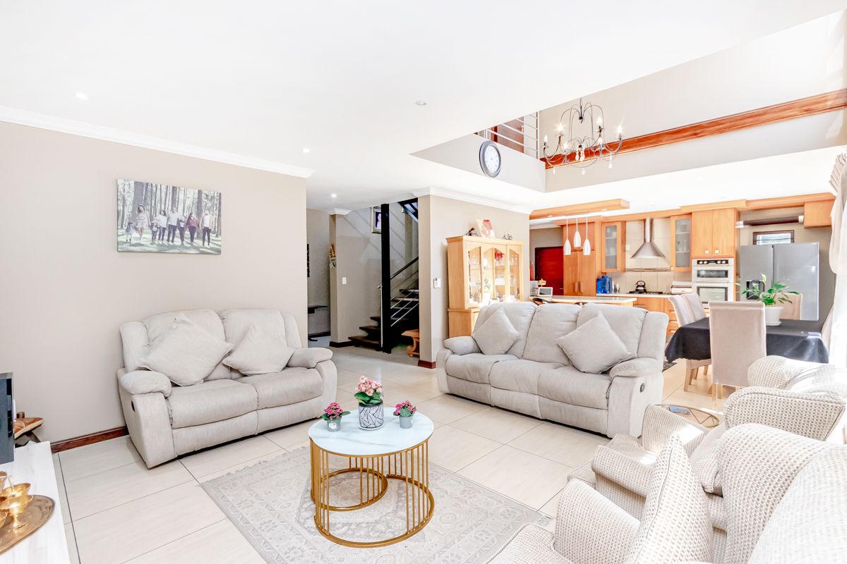 3 Bedroom triple story townhouse - Photo 4