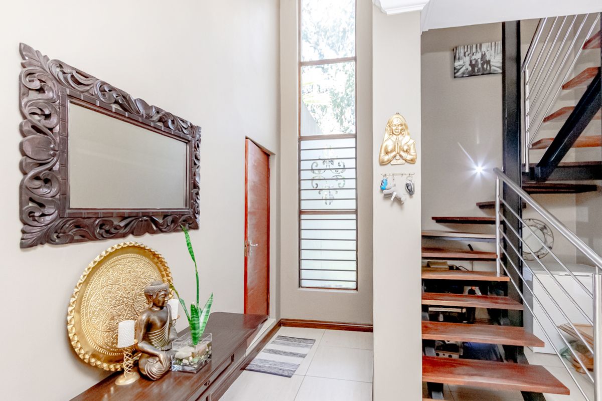 3 Bedroom triple story townhouse - Photo 2