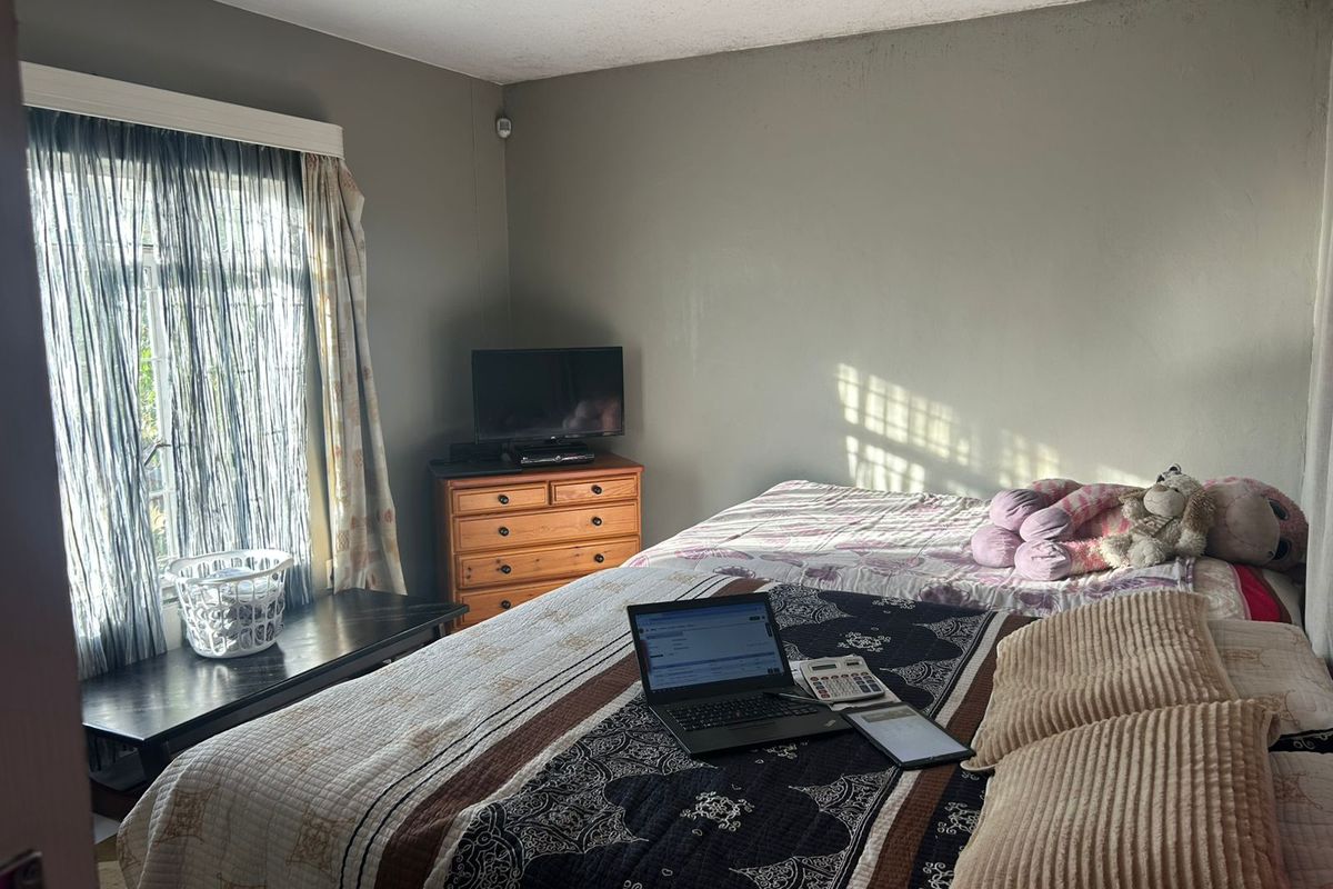 Bright 2 Bed Unit with Pool + Secure Parking – Great Rental Yield! - Photo 5