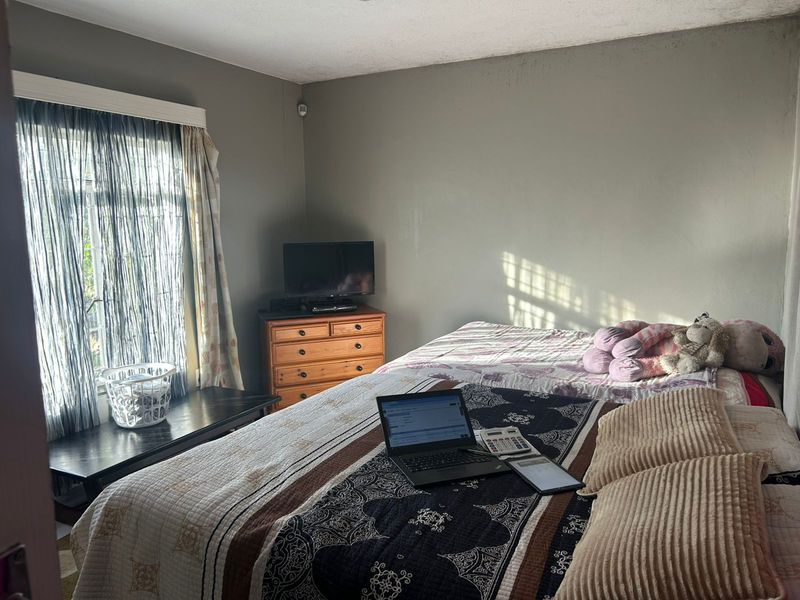 Bright 2 Bed Unit with Pool + Secure Parking – Great Rental Yield! - Photo 5