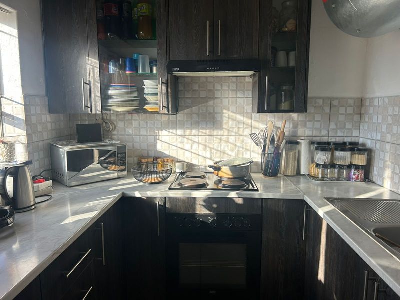Bright 2 Bed Unit with Pool + Secure Parking – Great Rental Yield! - Photo 9