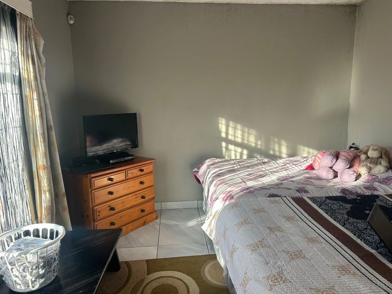 Bright 2 Bed Unit with Pool + Secure Parking – Great Rental Yield! - Photo 8
