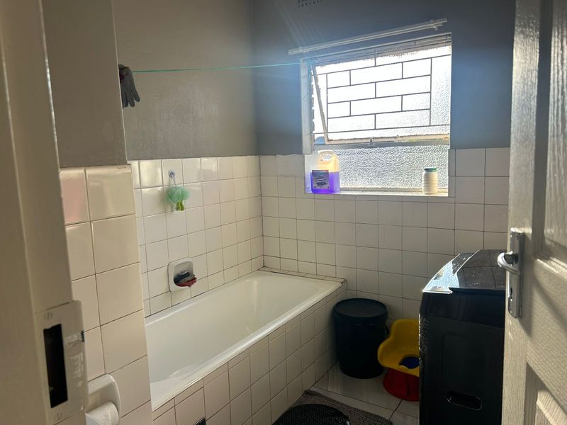 Bright 2 Bed Unit with Pool + Secure Parking – Great Rental Yield! - Photo 7
