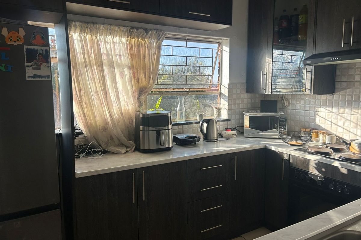 Bright 2 Bed Unit with Pool + Secure Parking – Great Rental Yield! - Photo 4
