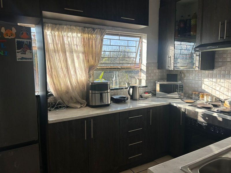 Bright 2 Bed Unit with Pool + Secure Parking – Great Rental Yield! - Photo 4