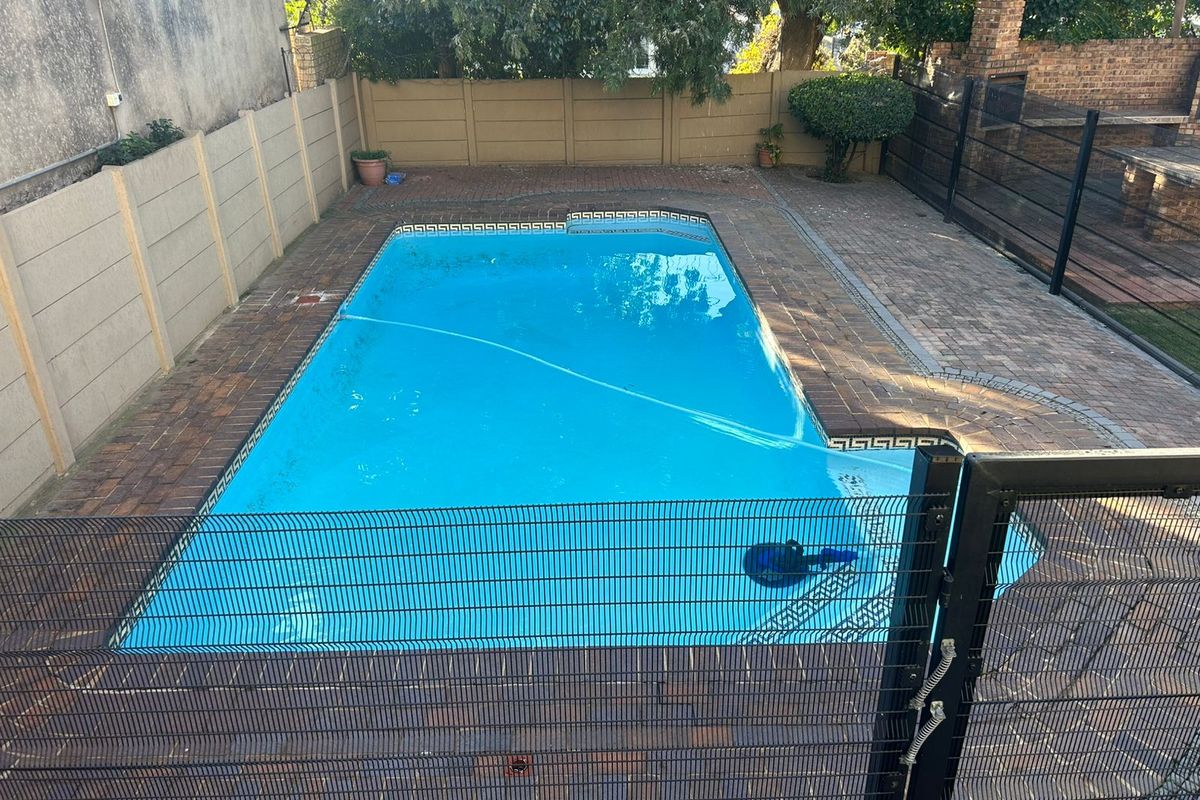 Bright 2 Bed Unit with Pool + Secure Parking – Great Rental Yield! - Photo 3