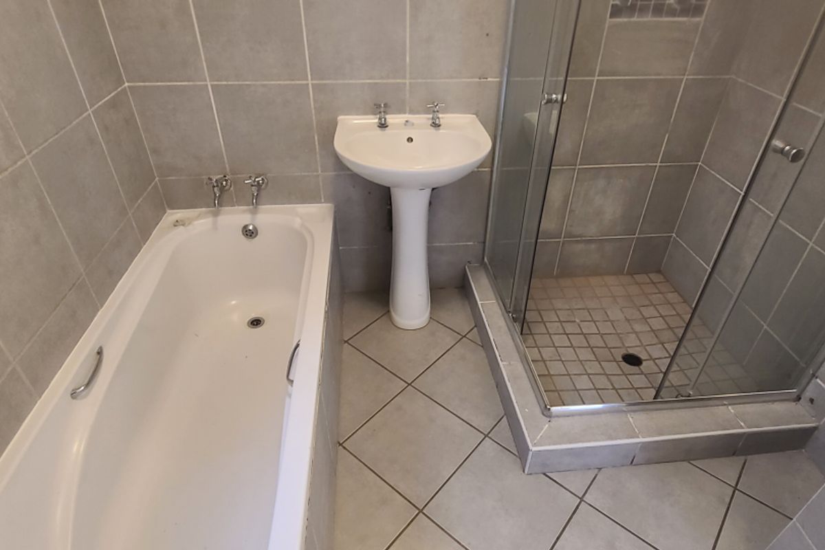 lock up and go upstairs apartment, investment opportunity - Photo 5