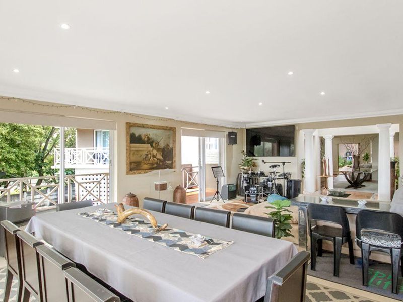 Beautiful modern home with 2 houses: 6 bedrooms, 6 bathrooms each plus 3 self contained flatlets. - Photo 10