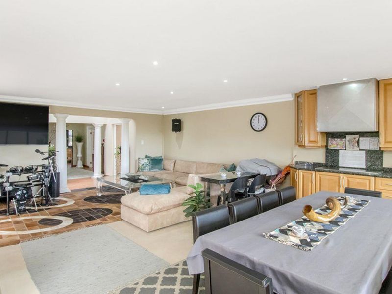 Beautiful modern home with 2 houses: 6 bedrooms, 6 bathrooms each plus 3 self contained flatlets. - Photo 9