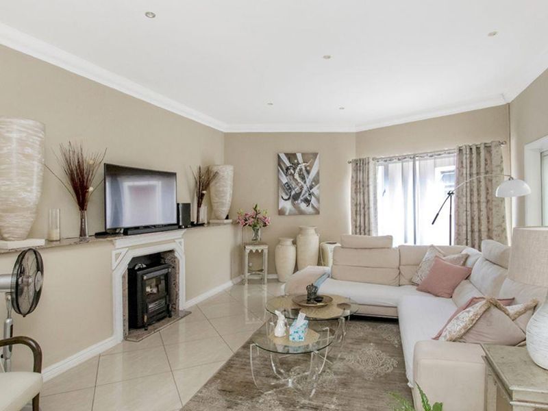 Beautiful modern home with 2 houses: 6 bedrooms, 6 bathrooms each plus 3 self contained flatlets. - Photo 5