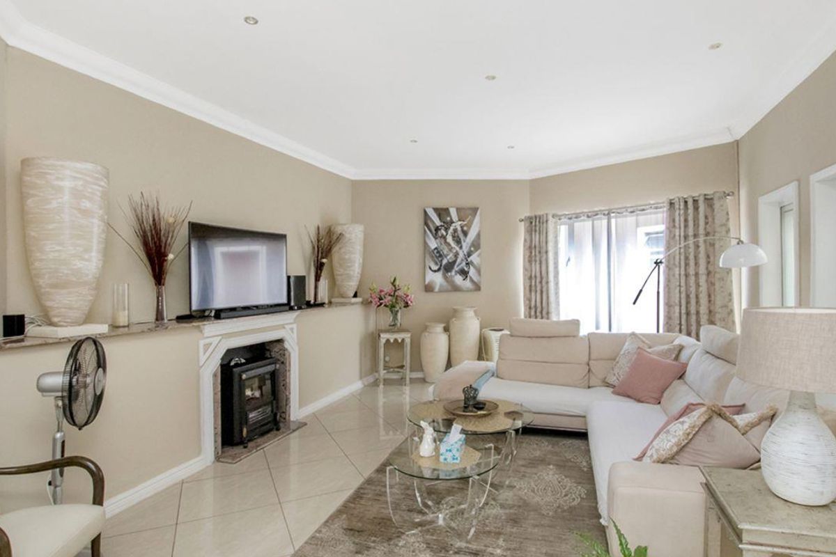 Beautiful modern home with 2 houses: 6 bedrooms, 6 bathrooms each plus 3 self contained flatlets. - Photo 5