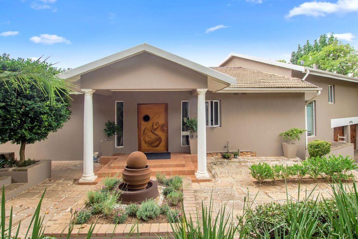 Beautiful modern home with 2 houses: 6 bedrooms, 6 bathrooms each plus 3 self contained flatlets. - Photo 2
