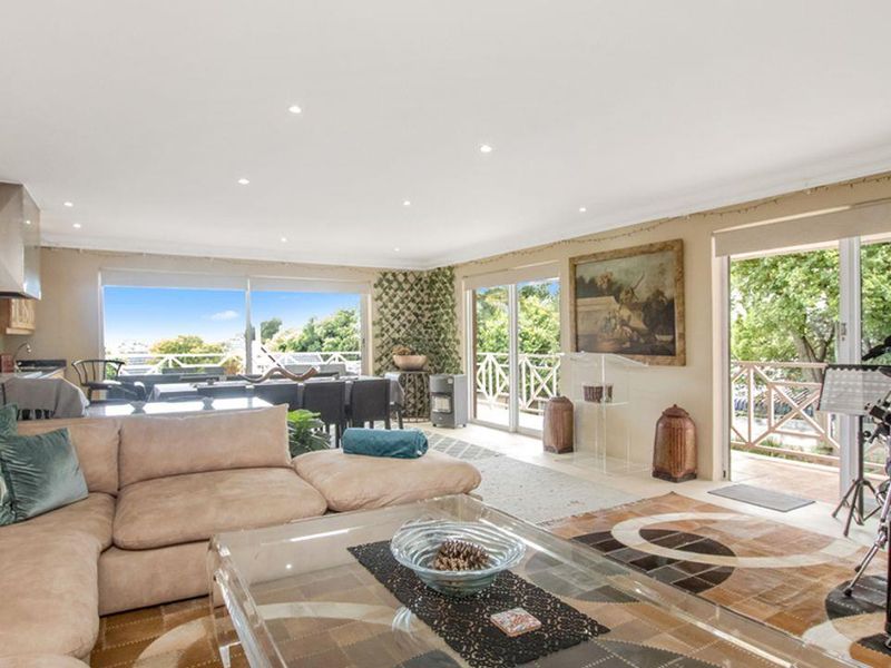 Beautiful modern home with 2 houses: 6 bedrooms, 6 bathrooms each plus 3 self contained flatlets. - Photo 8