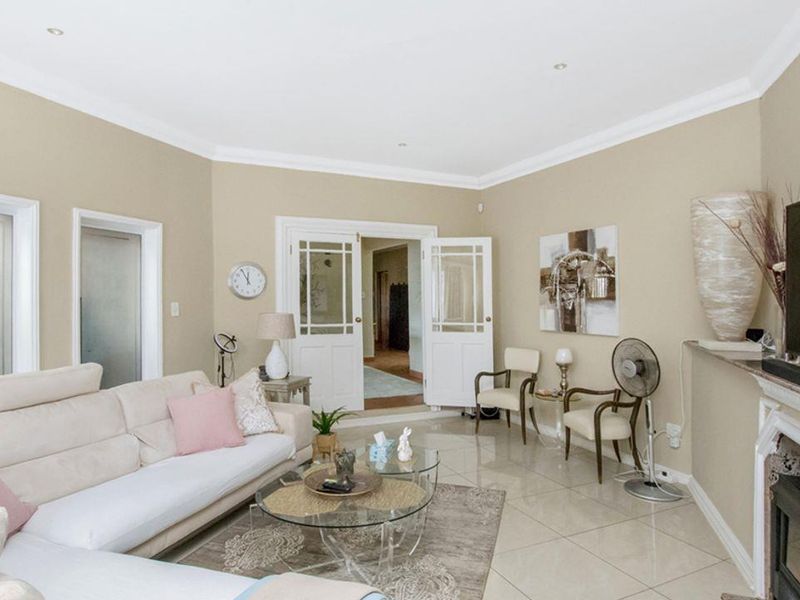 Beautiful modern home with 2 houses: 6 bedrooms, 6 bathrooms each plus 3 self contained flatlets. - Photo 6