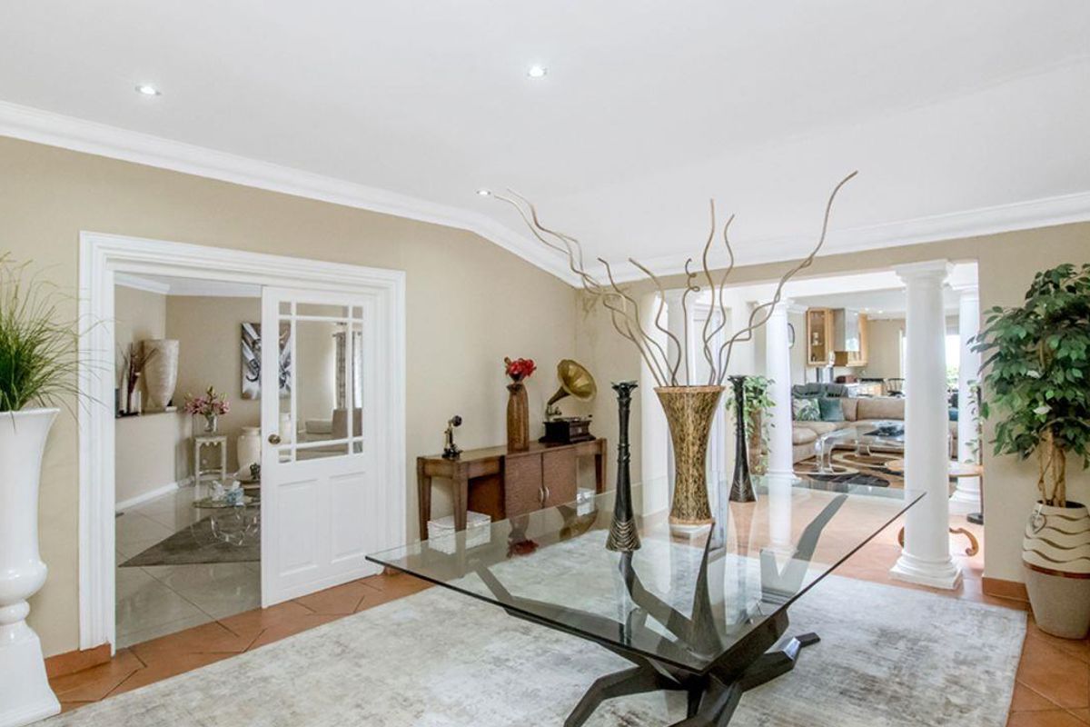 Beautiful modern home with 2 houses: 6 bedrooms, 6 bathrooms each plus 3 self contained flatlets. - Photo 4