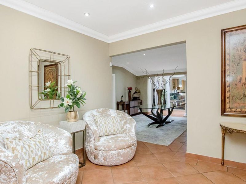 Beautiful modern home with 2 houses: 6 bedrooms, 6 bathrooms each plus 3 self contained flatlets. - Photo 3